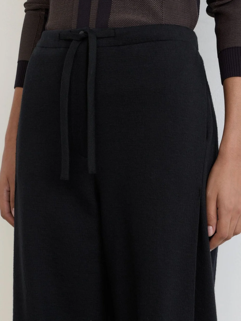 Reiss Black Petite Cotton-blend Barrel-leg Drawstring Trousers, view 4