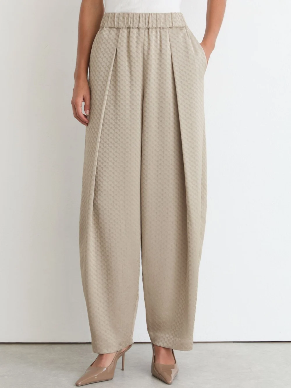 Reiss Champagne Neutral Petite Jacquard Pleated Tapered Trousers, view 3