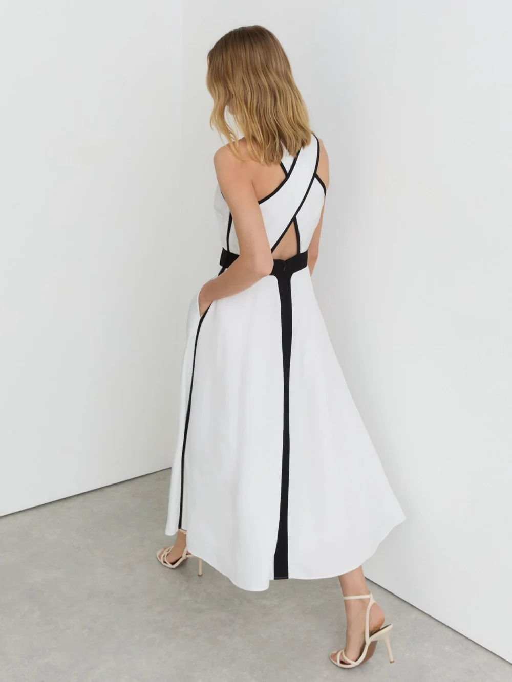 Reiss Contrast-trim Cross-back Midi Dress with Linen, view 4