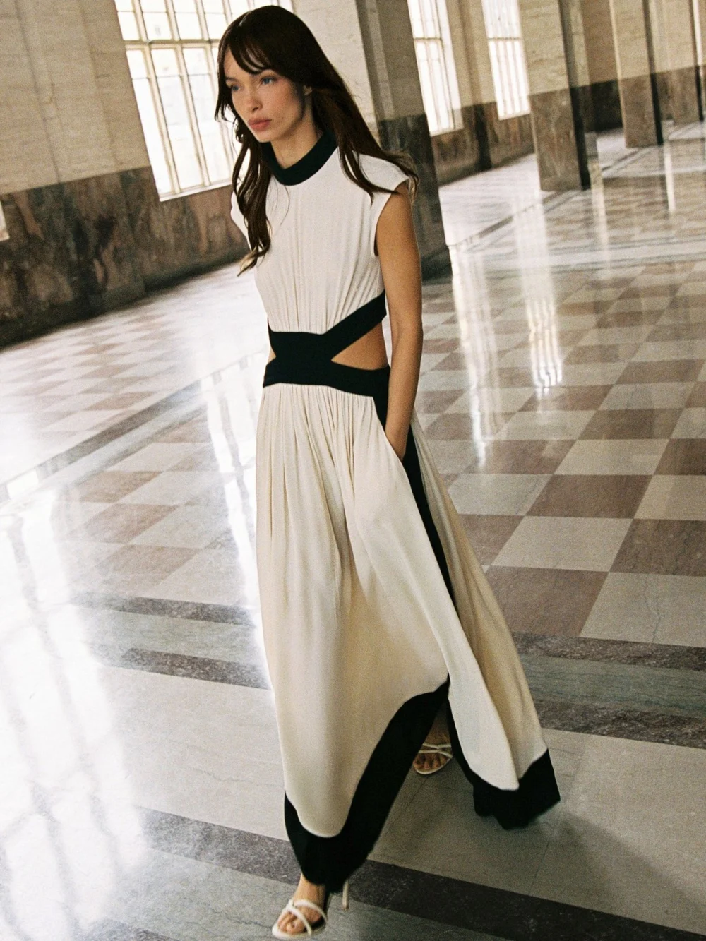 Reiss Cut-out Waist Contrasting Maxi Dress in ivory/black