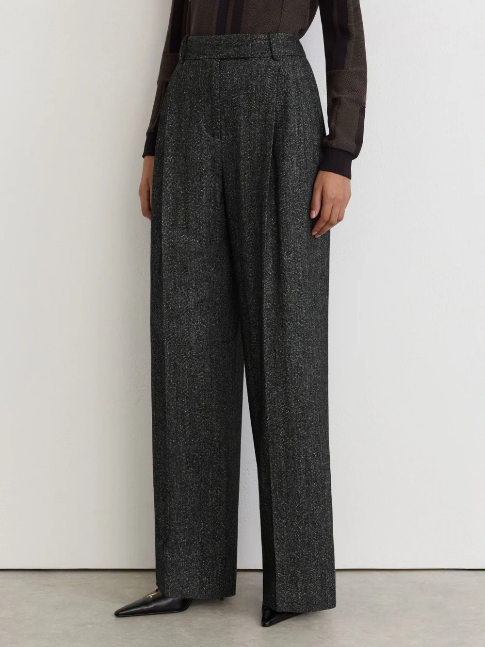 Reiss Dark Grey Wool-silk Herringbone Wide-leg Trousers, view 4