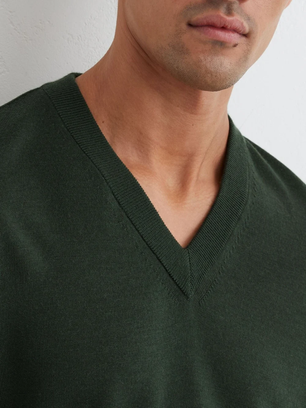 Reiss Earlsfield Men's Dark Green Merino Wool V-neck Jumper, view 4