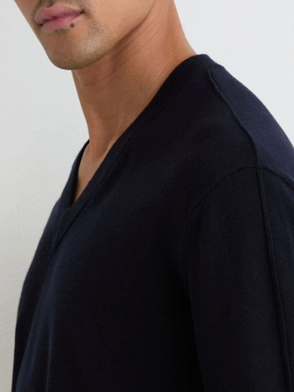 Reiss Earlsfield Men's Navy Merino Wool V-neck Jumper, view 4