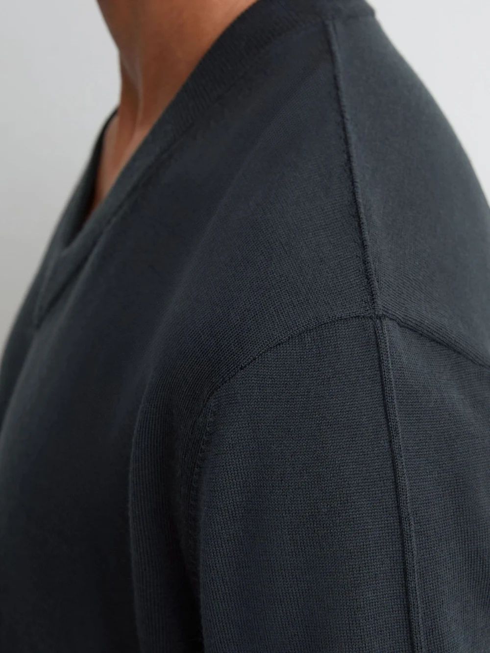 Reiss Earlsfield Men's Vulcan Grey Merino Wool V-neck Jumper, view 4