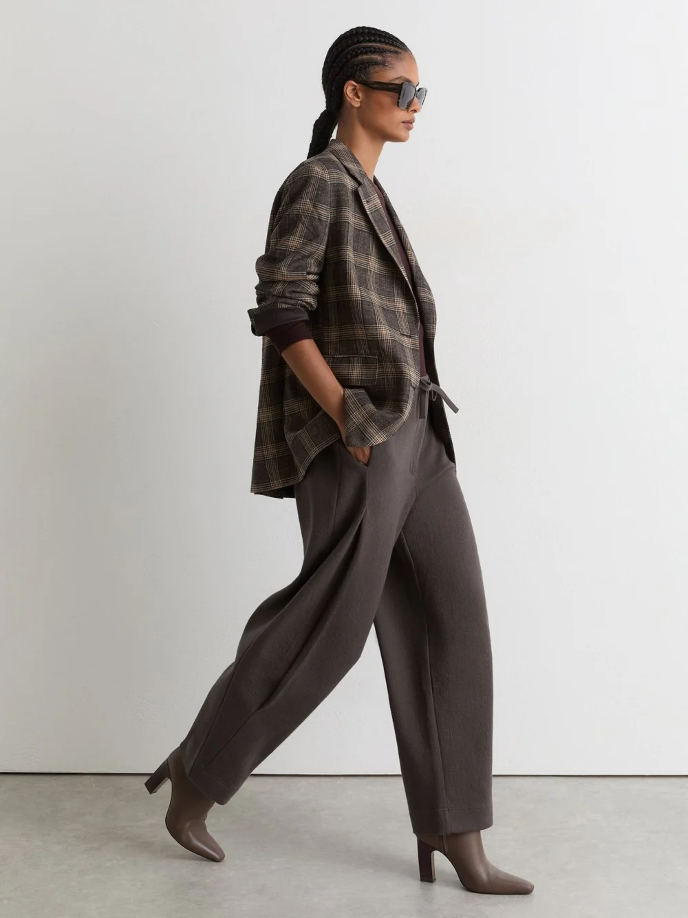 Reiss Grape Burgundy Petite Cotton-blend Barrel-leg Drawstring Trousers, view 5