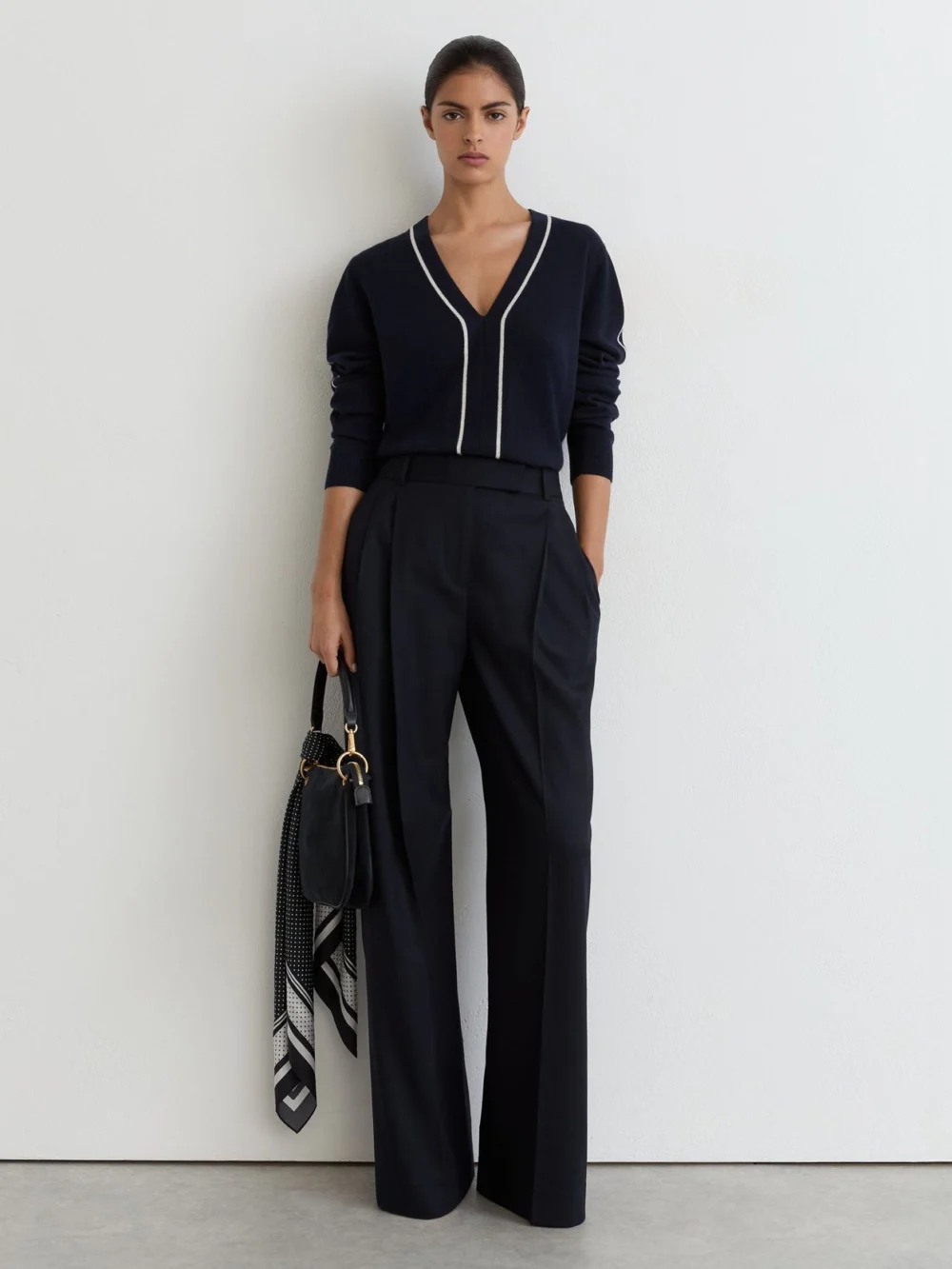 Reiss Mila Women's Wool-blend V-neck Stripe-detail Jumper with Cashmere in navy/ivory