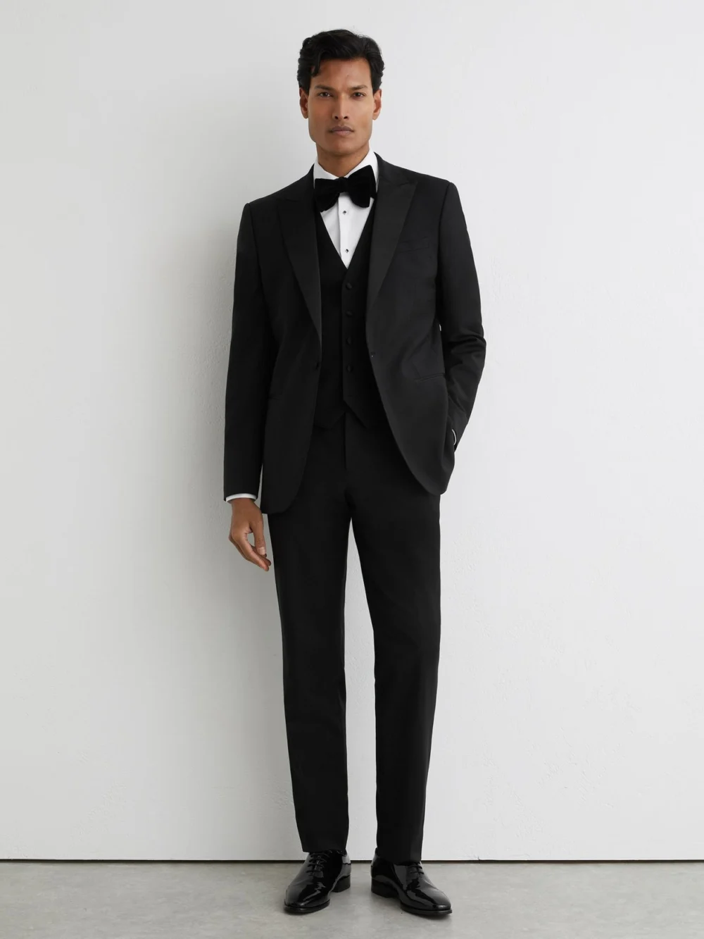 Reiss Poker Men's Black Wool-blend Tailored-fit Waistcoat, view 3
