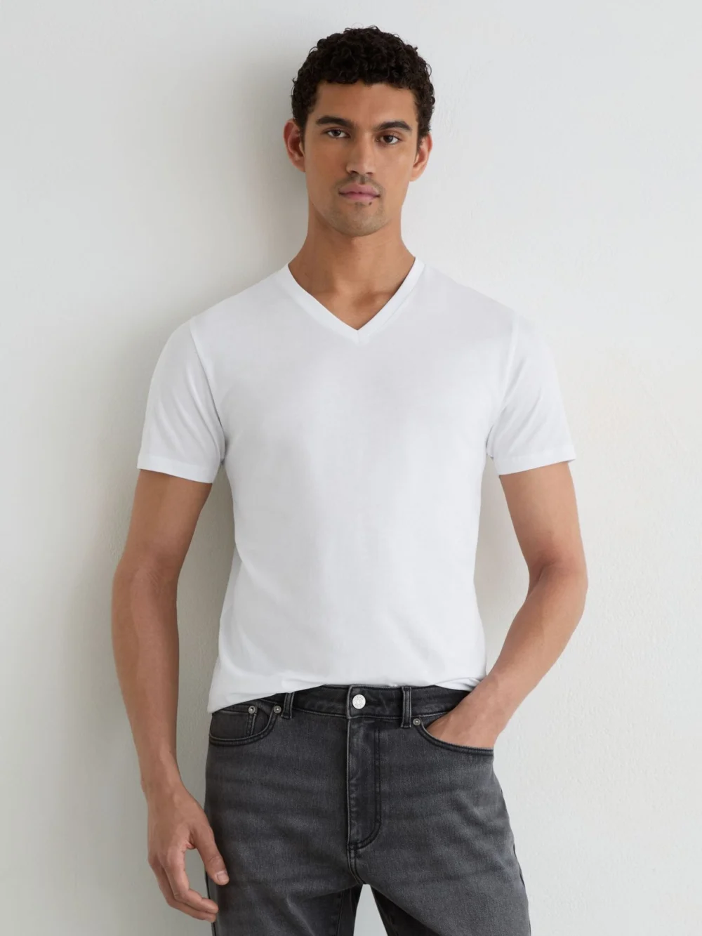Reiss White Dayton Pack-pack Cotton V-neck Tailored-fit T-shirts, view 3