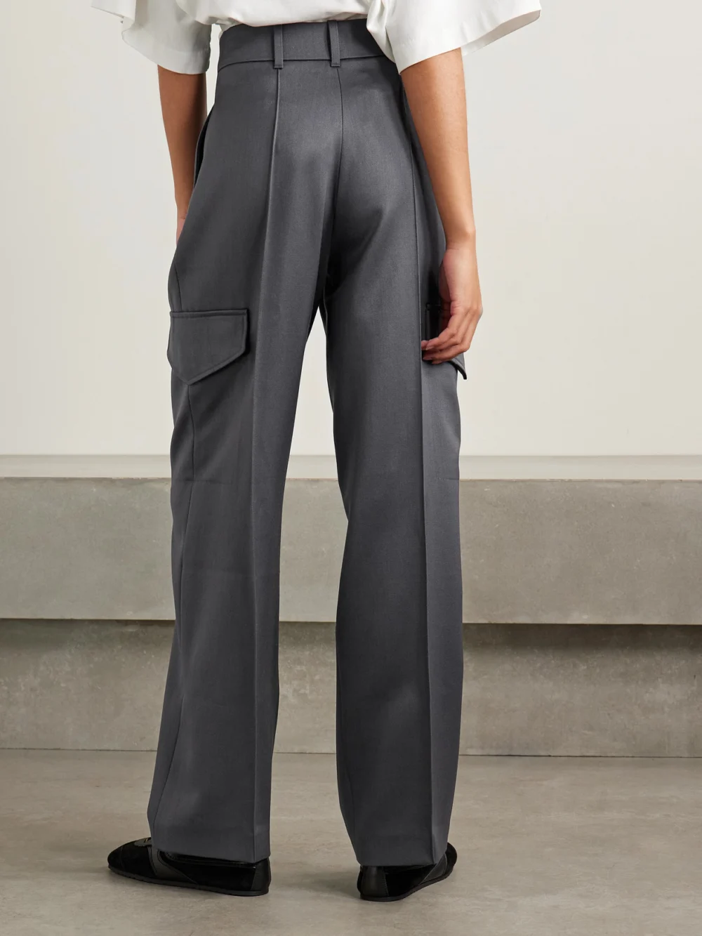 Back view of the Rùadh The Russel Pleated Wool Wide-leg Pants