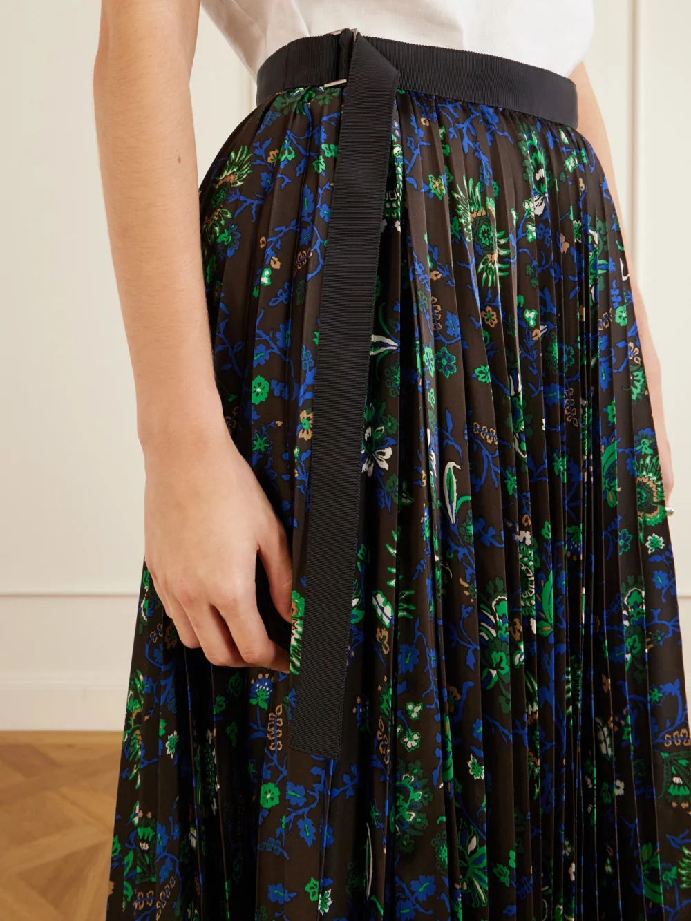 Close-up detail of the Sacai Belted Grosgrain-trimmed Pleated Floral-print Georgette Midi Skirt