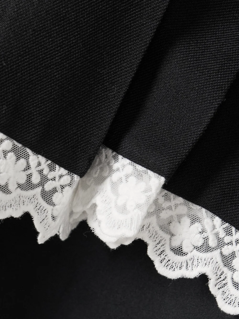 Close-up detail of the Shushu/Tong Lace-trimmed Pleated Wool and Silk-blend Midi Skirt