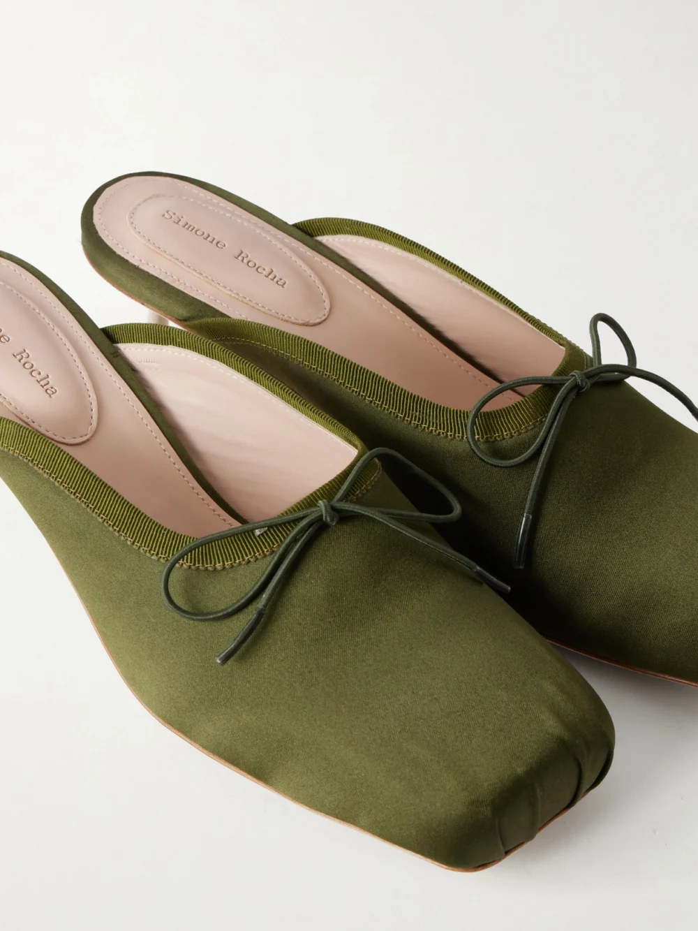 Close-up detail of the Simone Rocha Pointe Bow-detailed Satin Pumps
