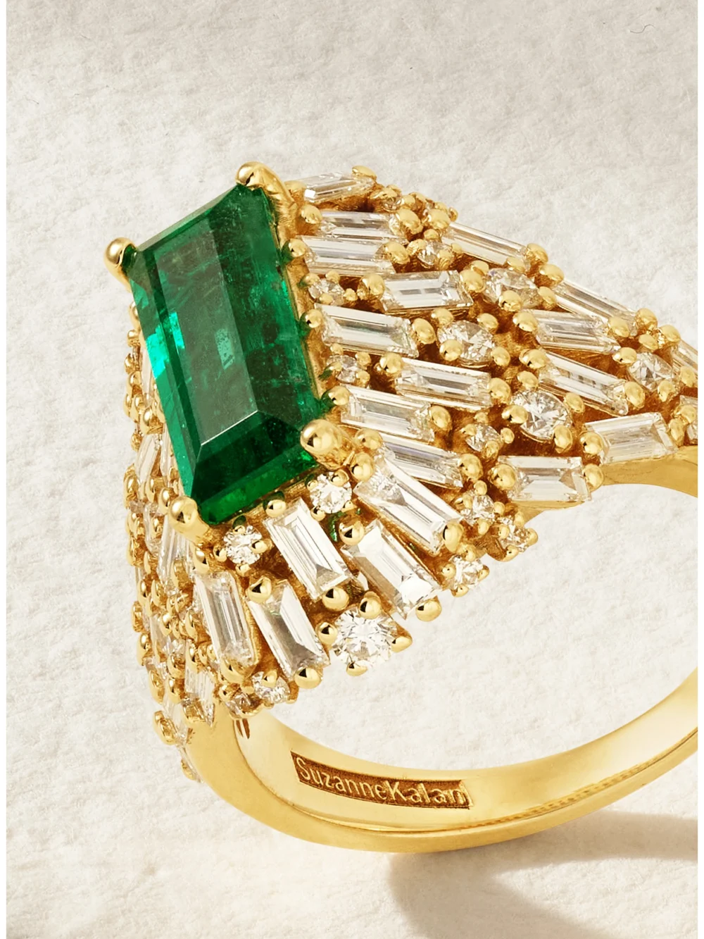 Close-up detail of the Suzanne Kalan 18-karat Gold, Diamond and Emerald Ring