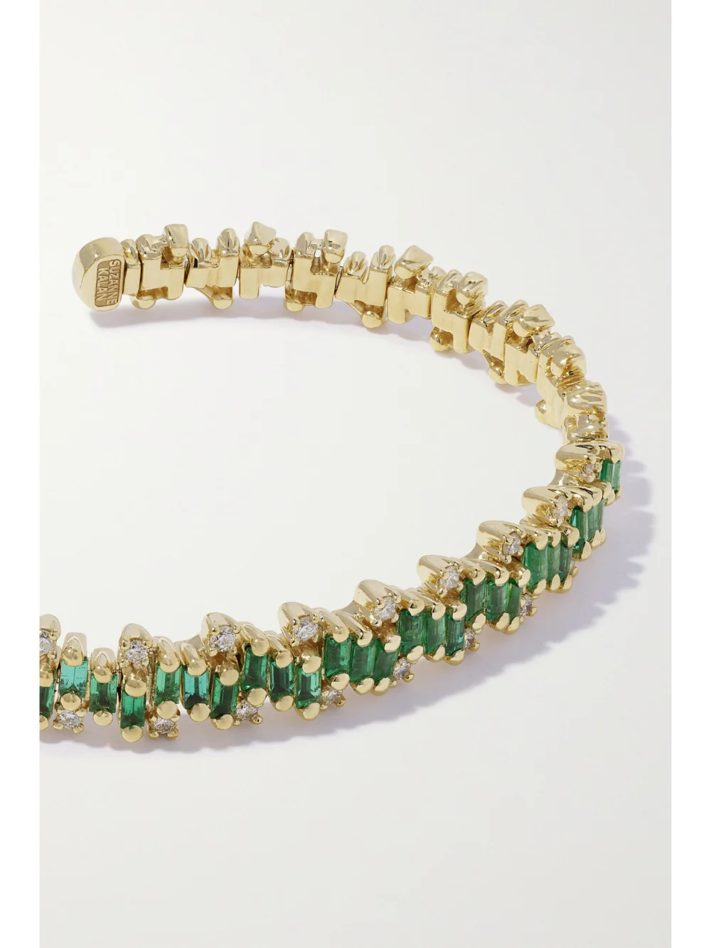 Close-up detail of the Suzanne Kalan 18-karat Gold, Emerald and Diamond Cuff