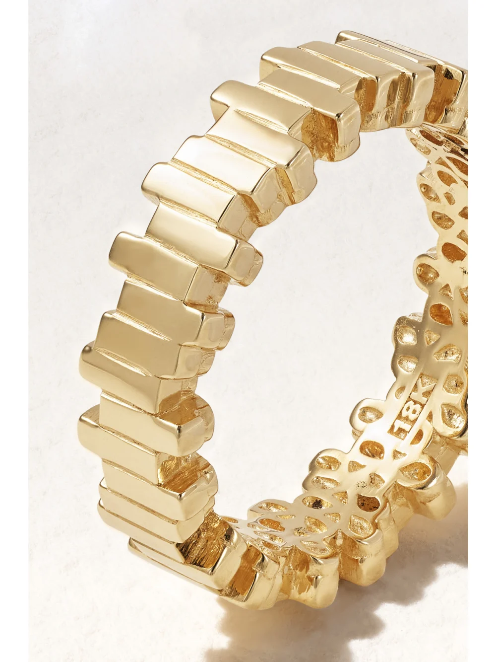 Close-up detail of the Suzanne Kalan 18-karat Gold Ring