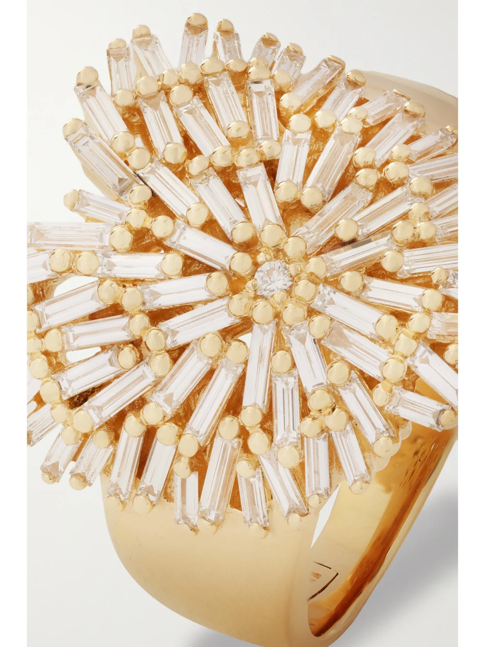 Close-up detail of the Suzanne Kalan Heart 18-karat Gold Diamond Ring