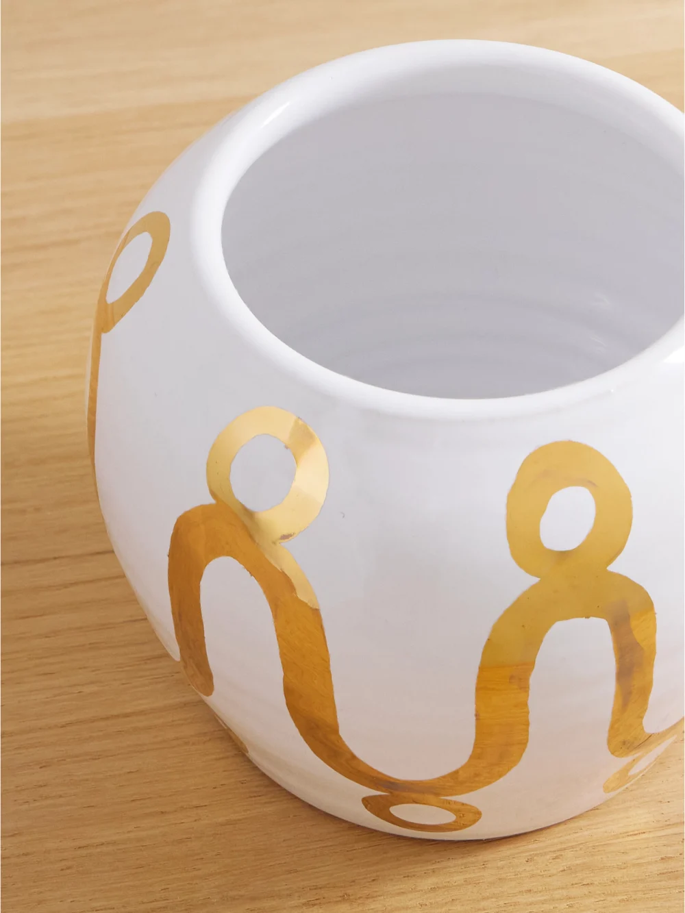 Close-up detail of the Themis Z Serenity Gold-plated Ceramic Vase
