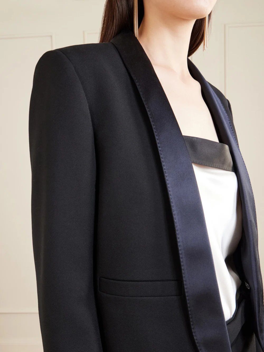 Close-up detail of the Tom Ford Cropped Silk Satin-trimmed Grain De Poudre Wool Blazer