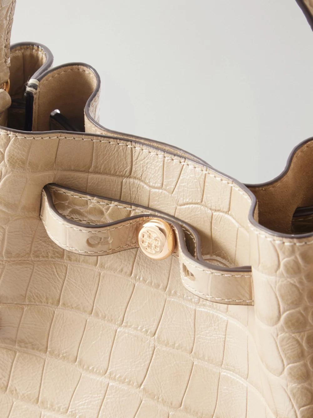 Close-up detail of the Tory Burch Croc-effect Logo-embellished Leather Shoulder Bag