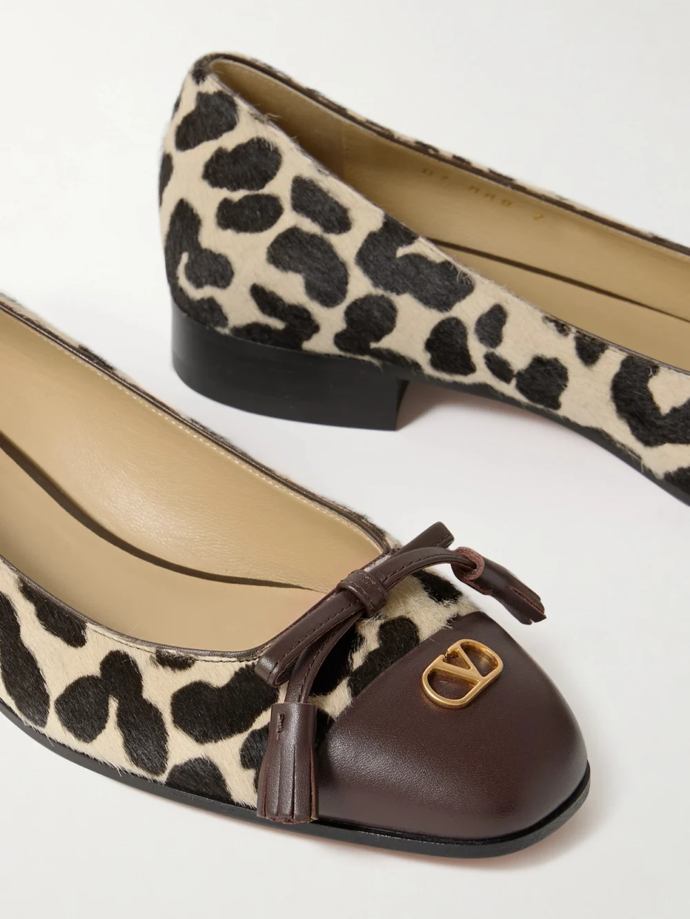 Close-up detail of the Valentino Garavani Ballerina Leather-trimmed Leopard-print Calf Hair Flats