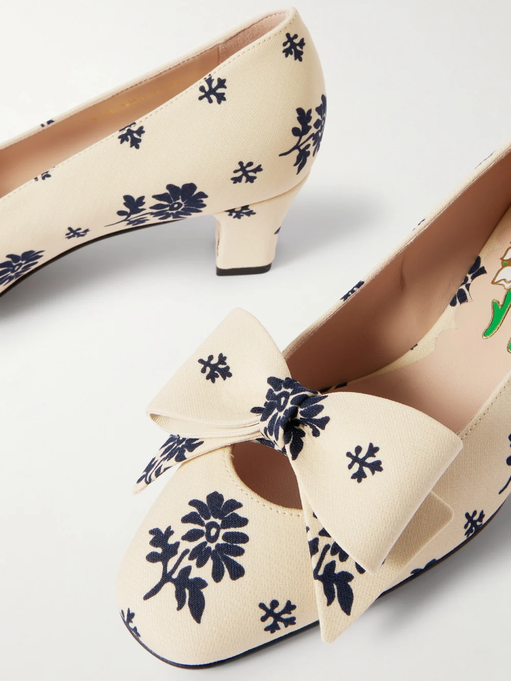 Close-up detail of the Valentino Garavani Bowbow 45 Bow-embellished Floral-print Twill Pumps
