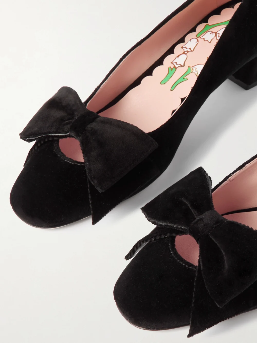 Close-up detail of the Valentino Garavani Bowow 45 Bow-embellished Velvet Pumps