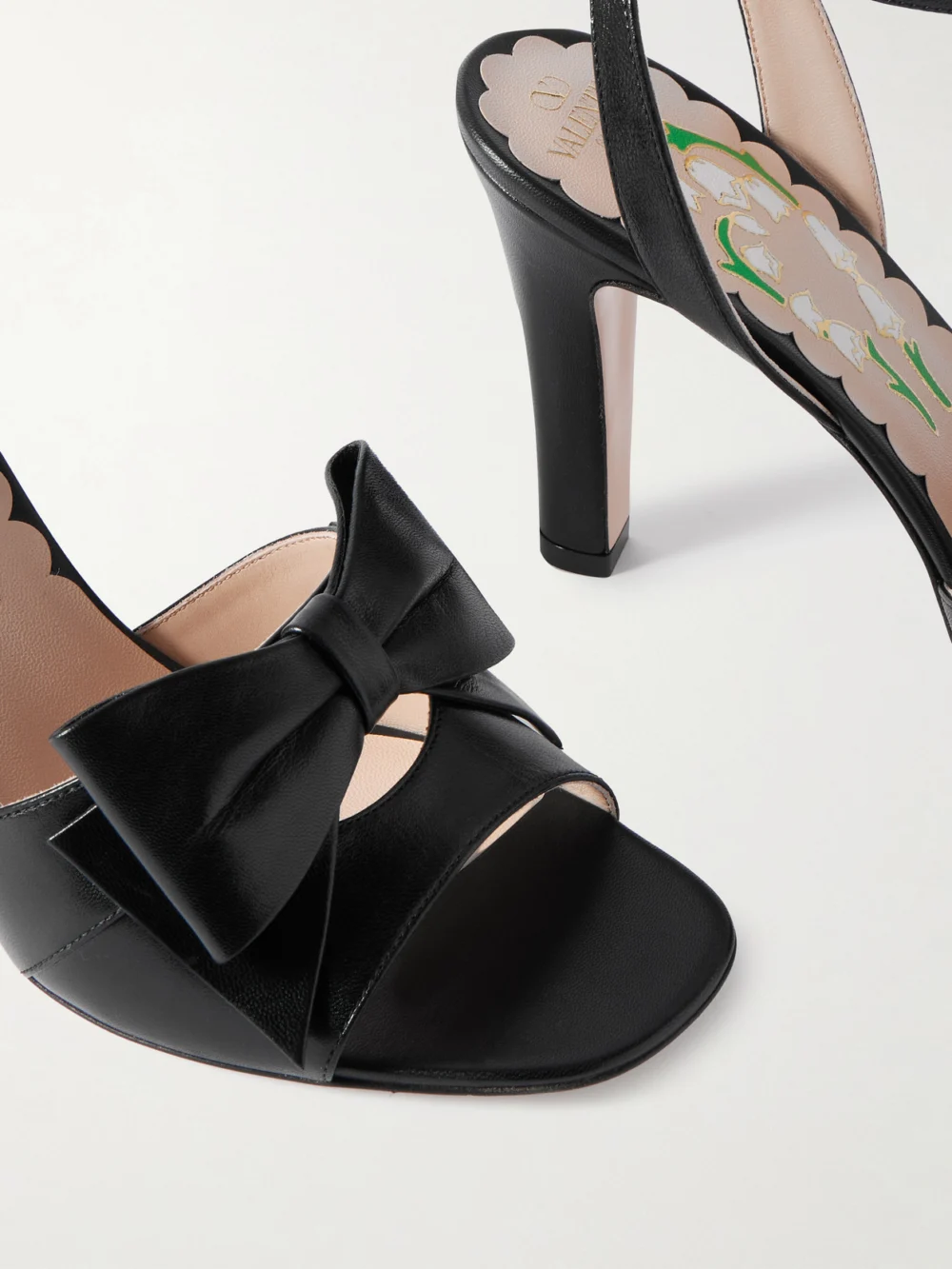 Close-up detail of the Valentino Garavani Bowow 95 Bow-detailed Leather Sandals