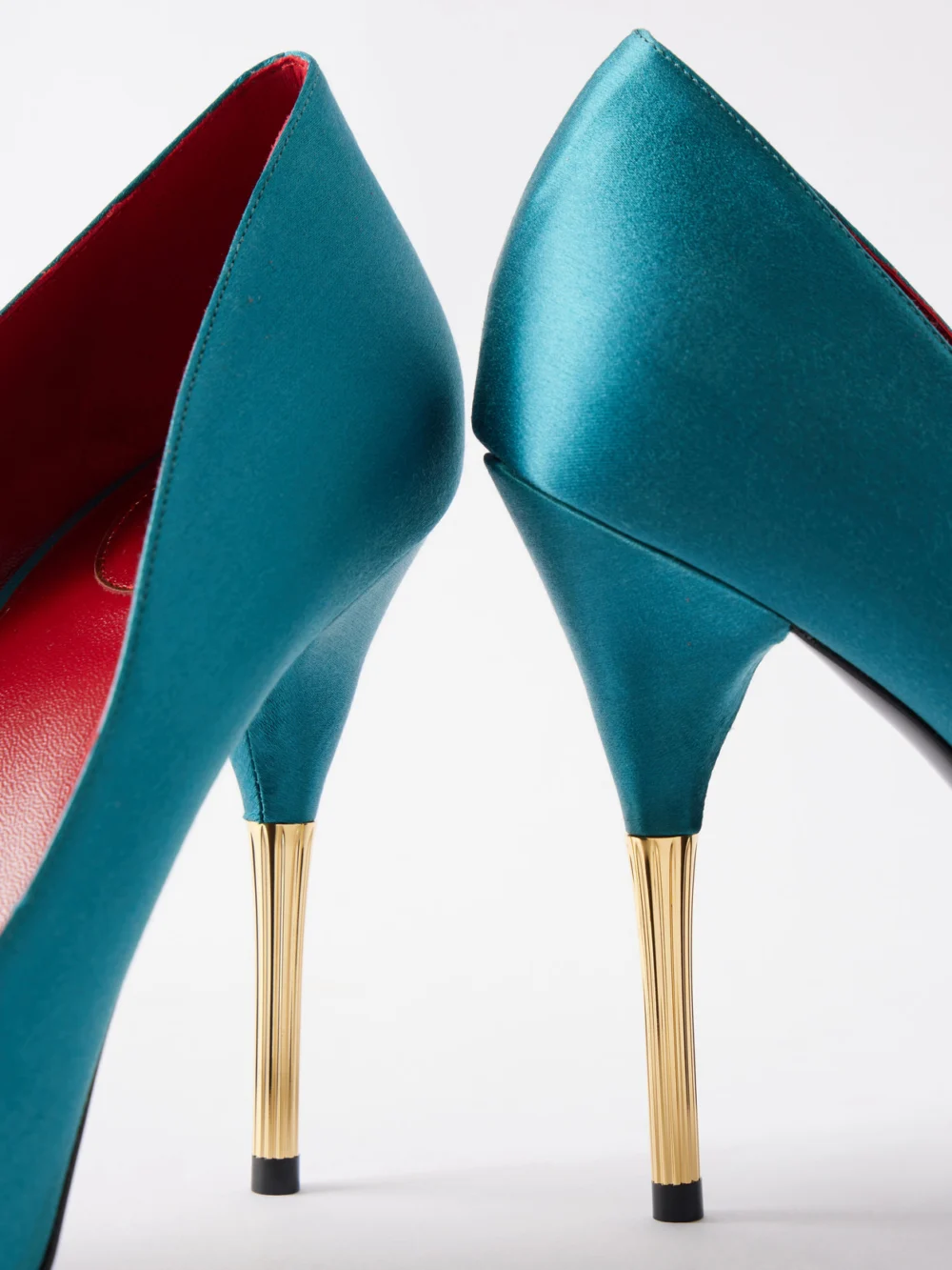 Close-up detail of the Valentino Garavani Enigme 105 Satin Pumps