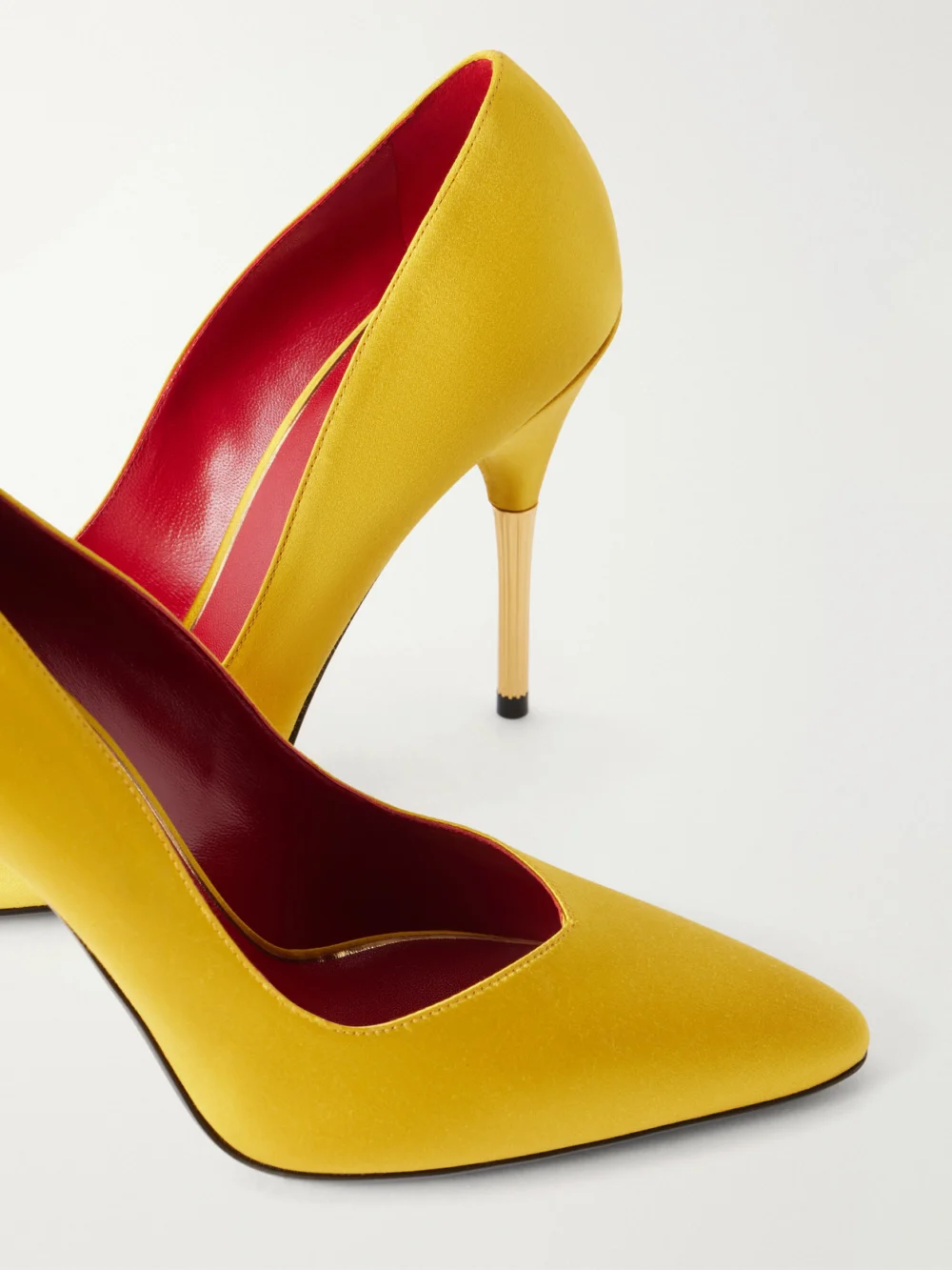 Close-up detail of the Valentino Garavani Enigme 105 Satin Pumps