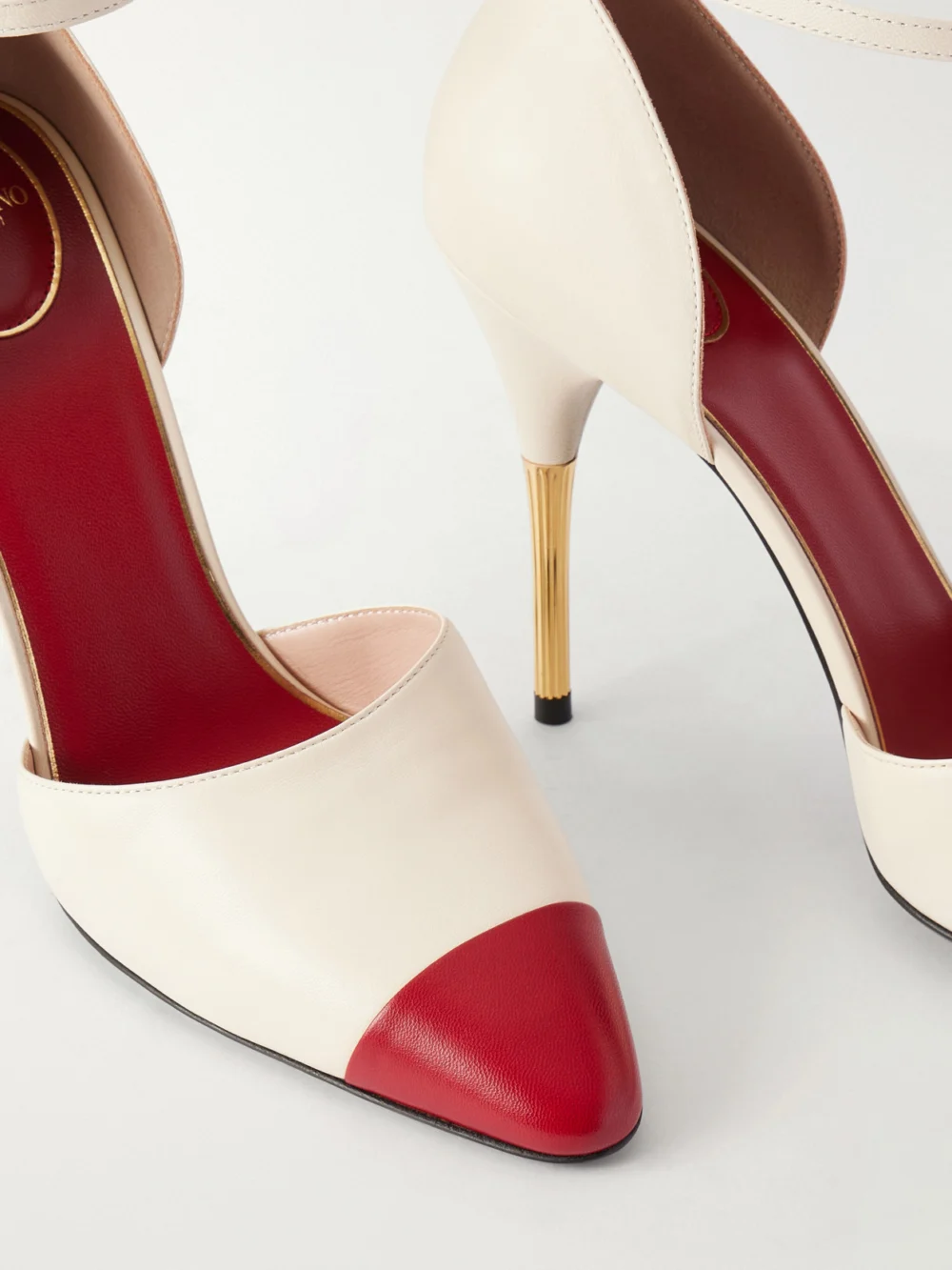 Close-up detail of the Valentino Garavani Sinead 105 Leather Pumps