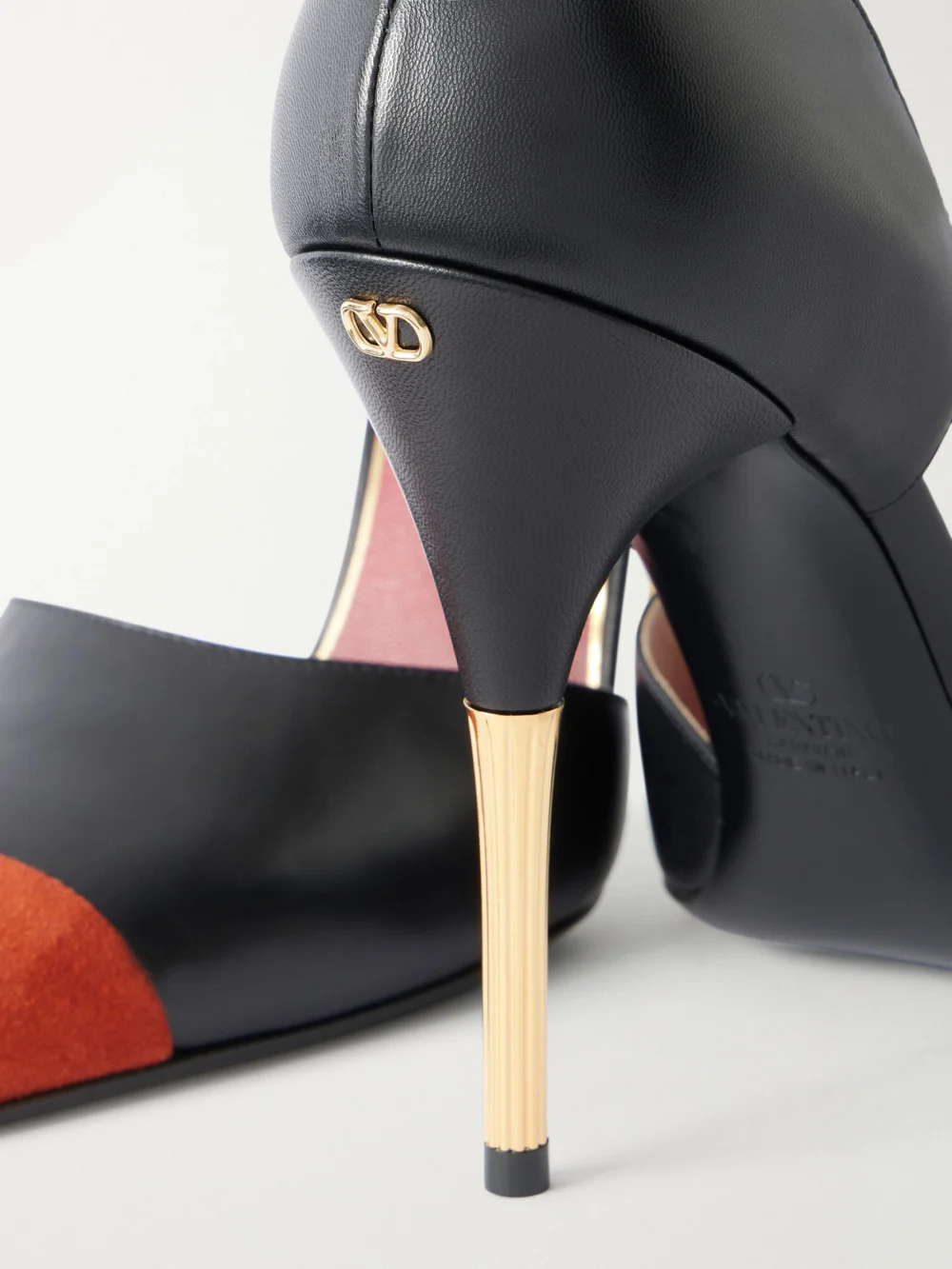 Close-up detail of the Valentino Garavani Sinead Suede-trimmed Leather Pumps
