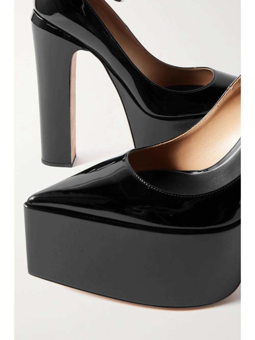 Close-up detail of the Valentino Garavani Valentino Garavani Tan-go 165 Patent-leather Platform Pumps