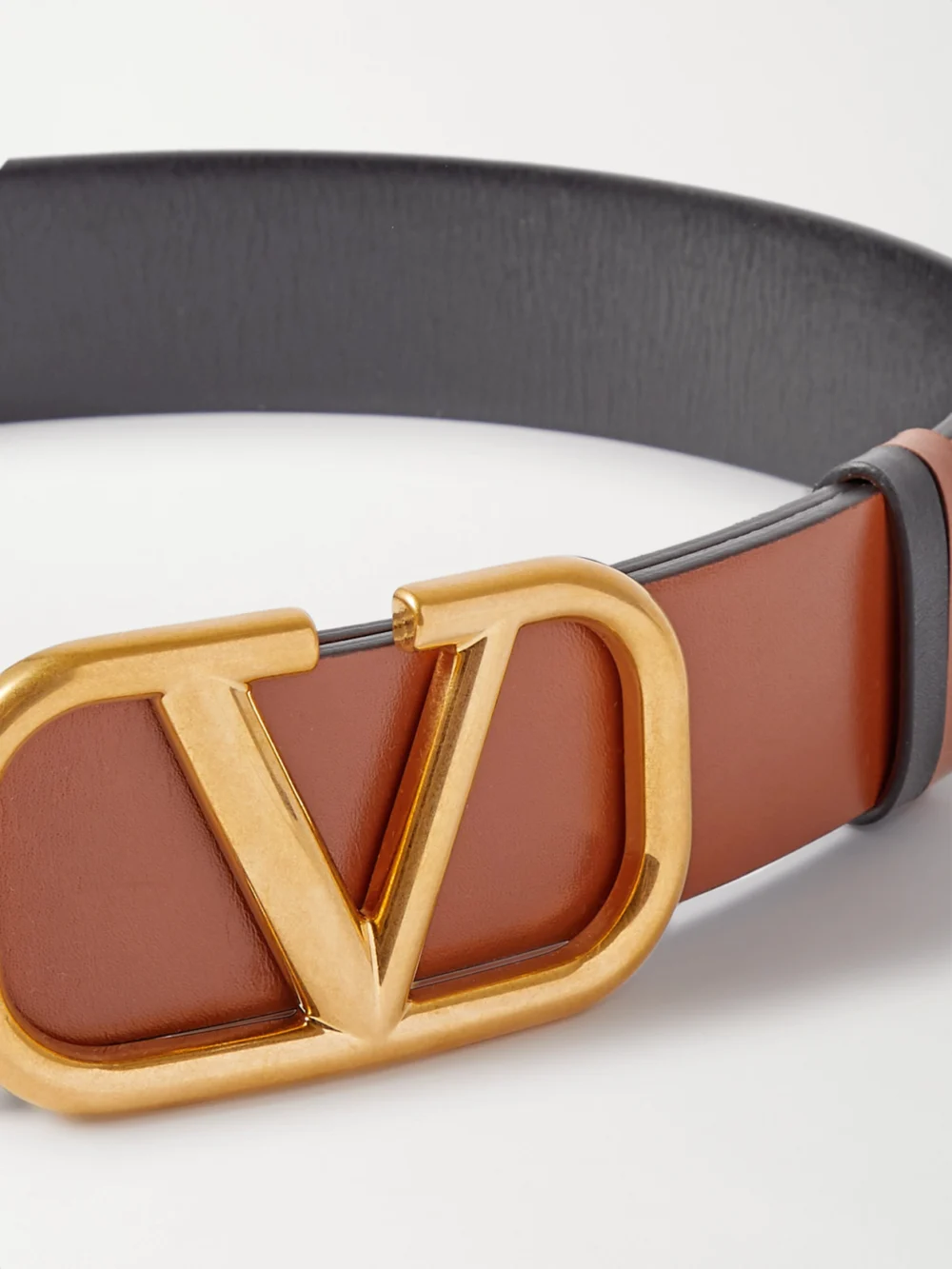 Close-up detail of the Valentino Garavani Valentino Garavani Vlogo Reversible Leather Belt