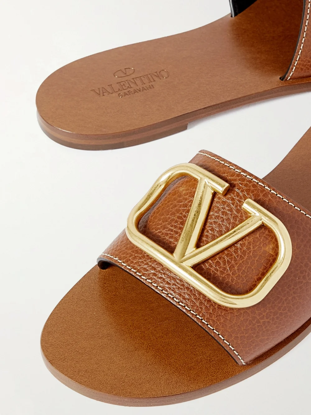 Close-up detail of the Valentino Garavani Valentino Garavani Vlogo Textured-leather Slides