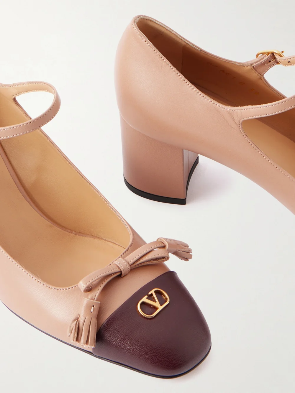 Close-up detail of the Valentino Garavani Valet Du Roi 60 Tasseled Bow-embellished Two-tone Leather Pumps