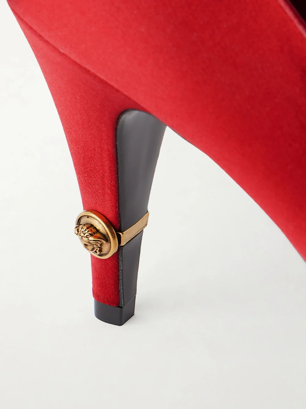Close-up detail of the Versace Gianni 90 Logo-detailed Satin Pumps