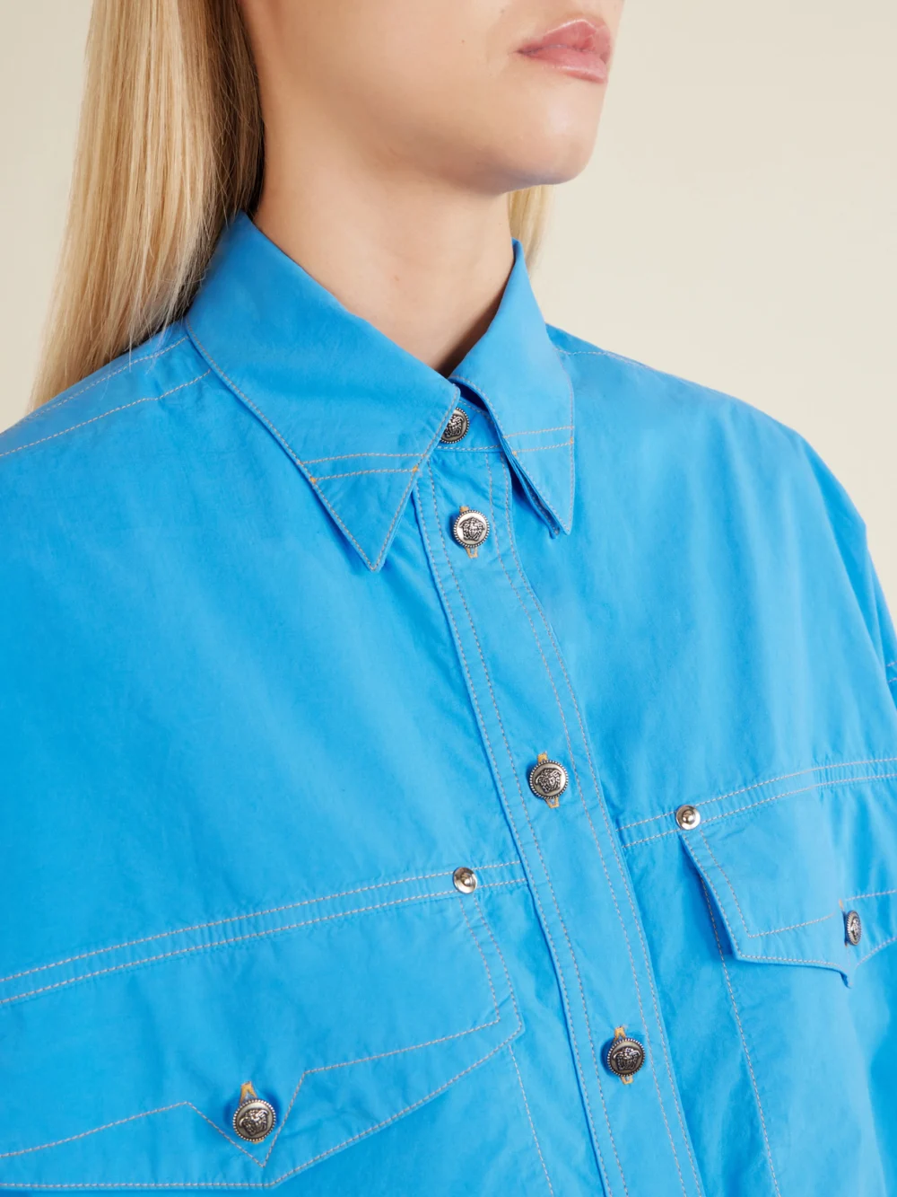 Close-up detail of the Versace Medusa-embellished Cropped Cotton-poplin Shirt