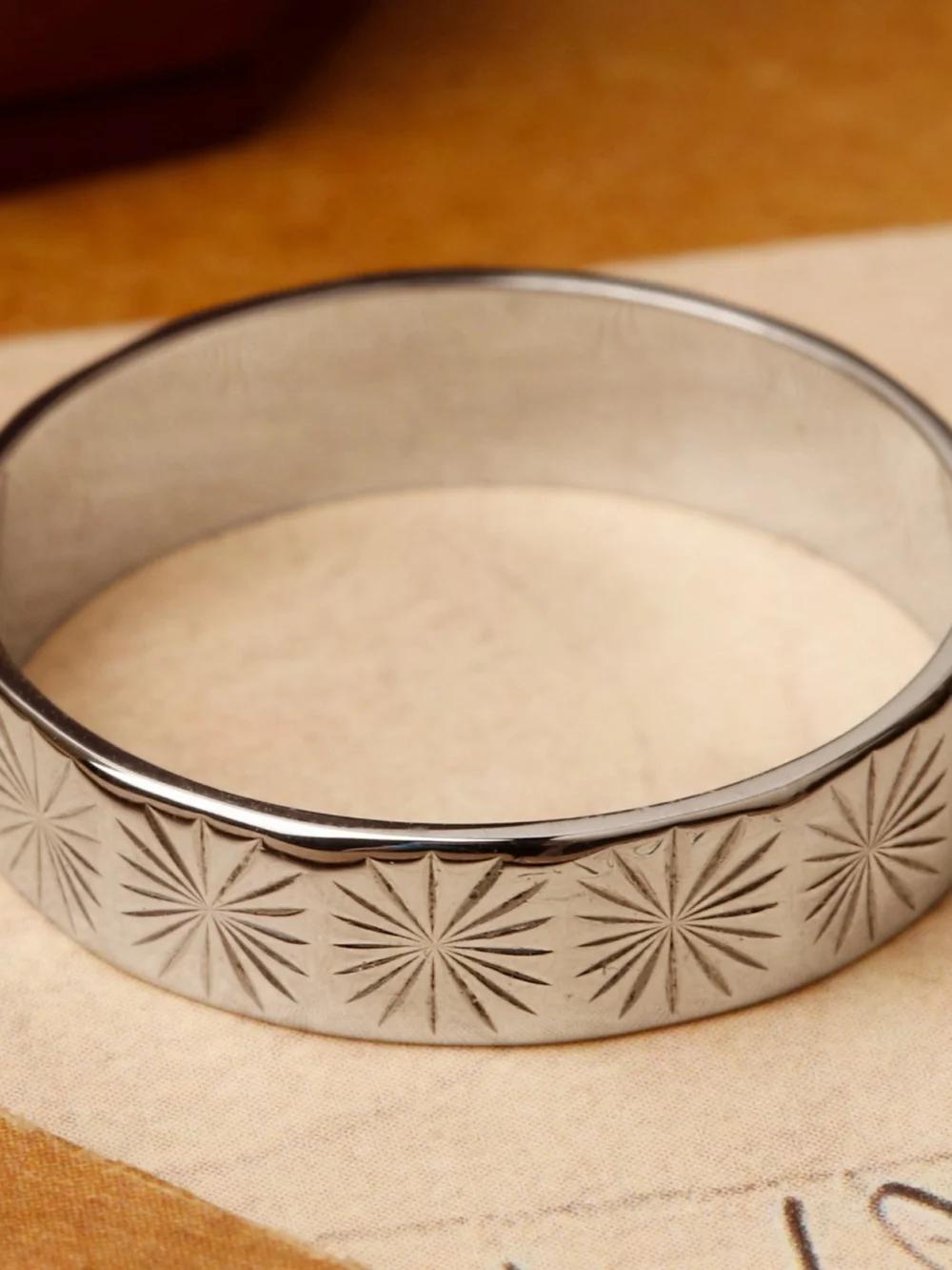 William May Vintage 1965 18ct White Gold Star Engraved Band Ring