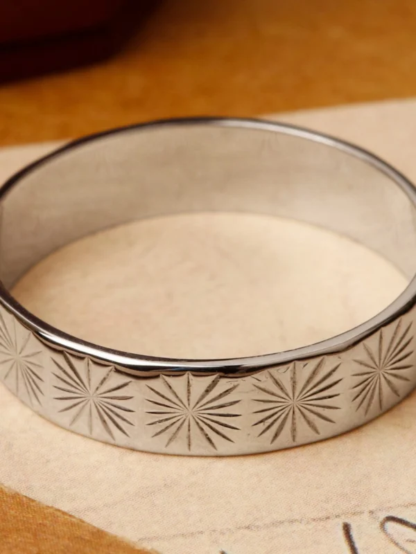 William May Vintage 1965 18ct White Gold Star Engraved Band Ring