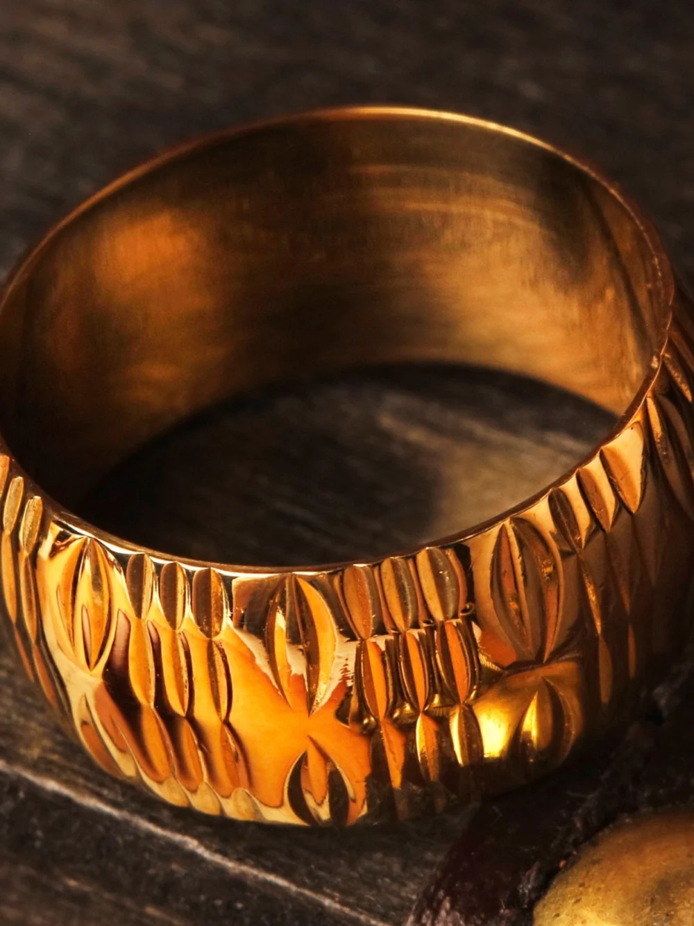 William May Vintage 1972 18ct Gold Barked 8mm Wedding Ring