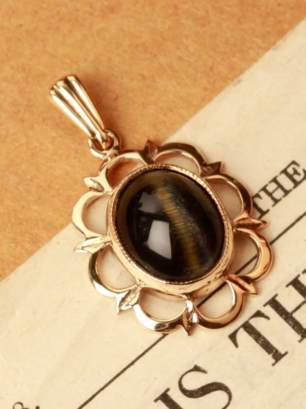 William May Vintage 1975 9ct Yellow Gold Cats-Eye Pendant