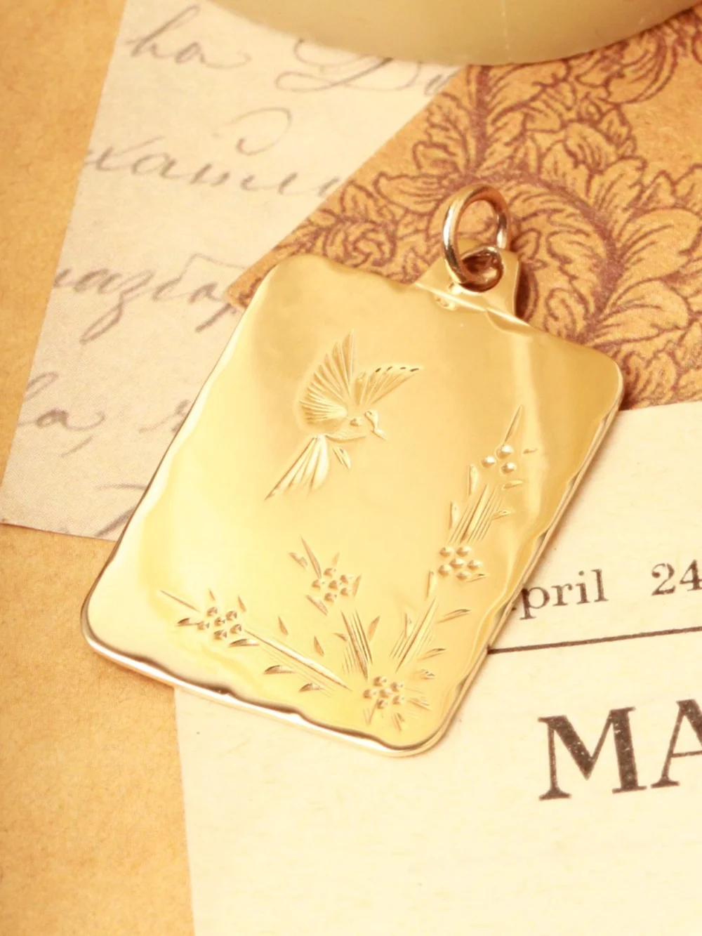 William May Vintage 1979 9ct Yellow Gold Bird Engraved Pendant