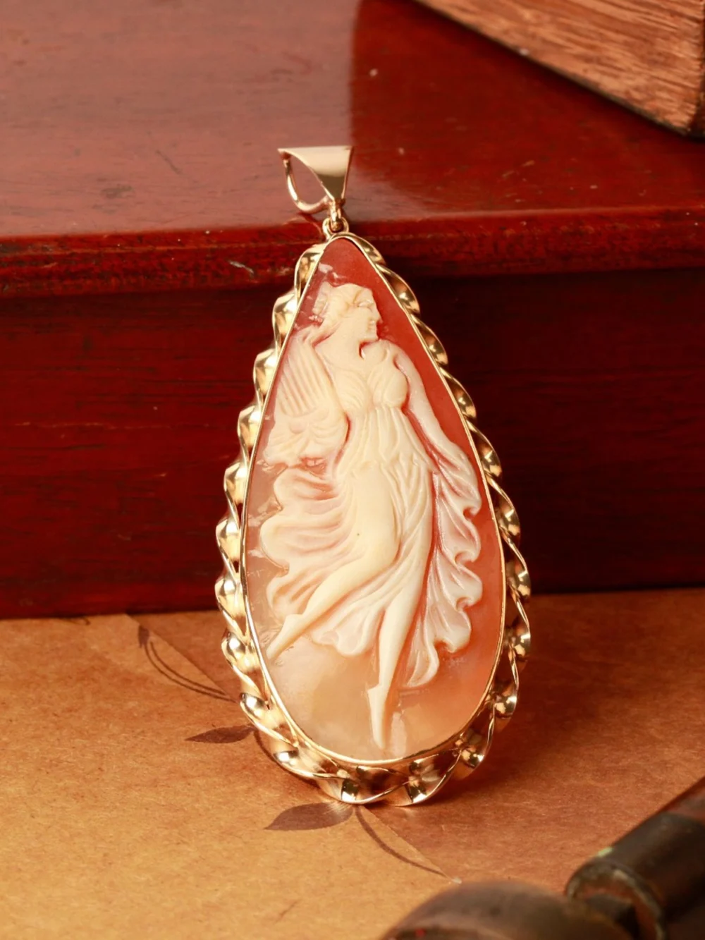 William May Vintage 1979 9ct Yellow Gold Cameo Teardrop Pendant