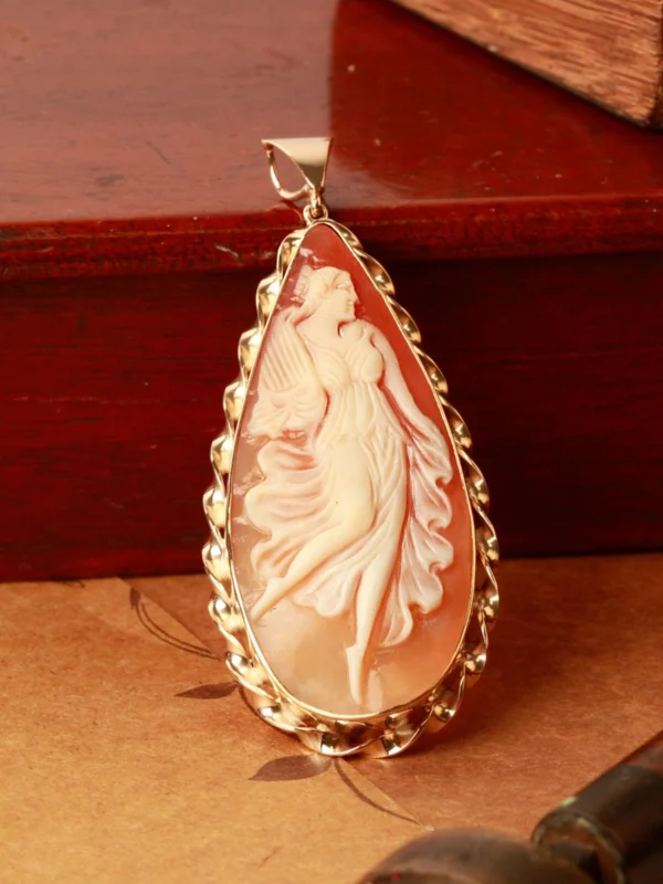 William May Vintage 1979 9ct Yellow Gold Cameo Teardrop Pendant