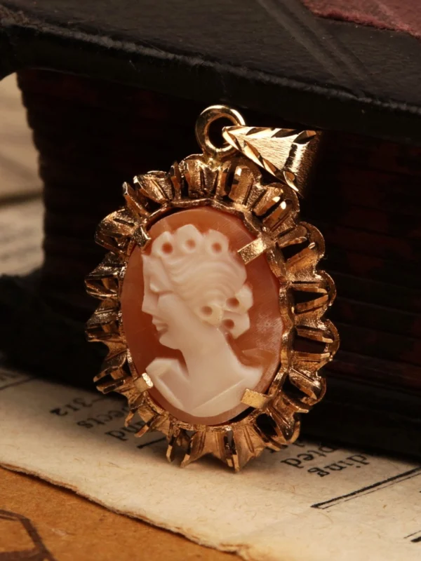 William May Vintage 1979 9ct Yellow Gold Oval Cameo Pendant