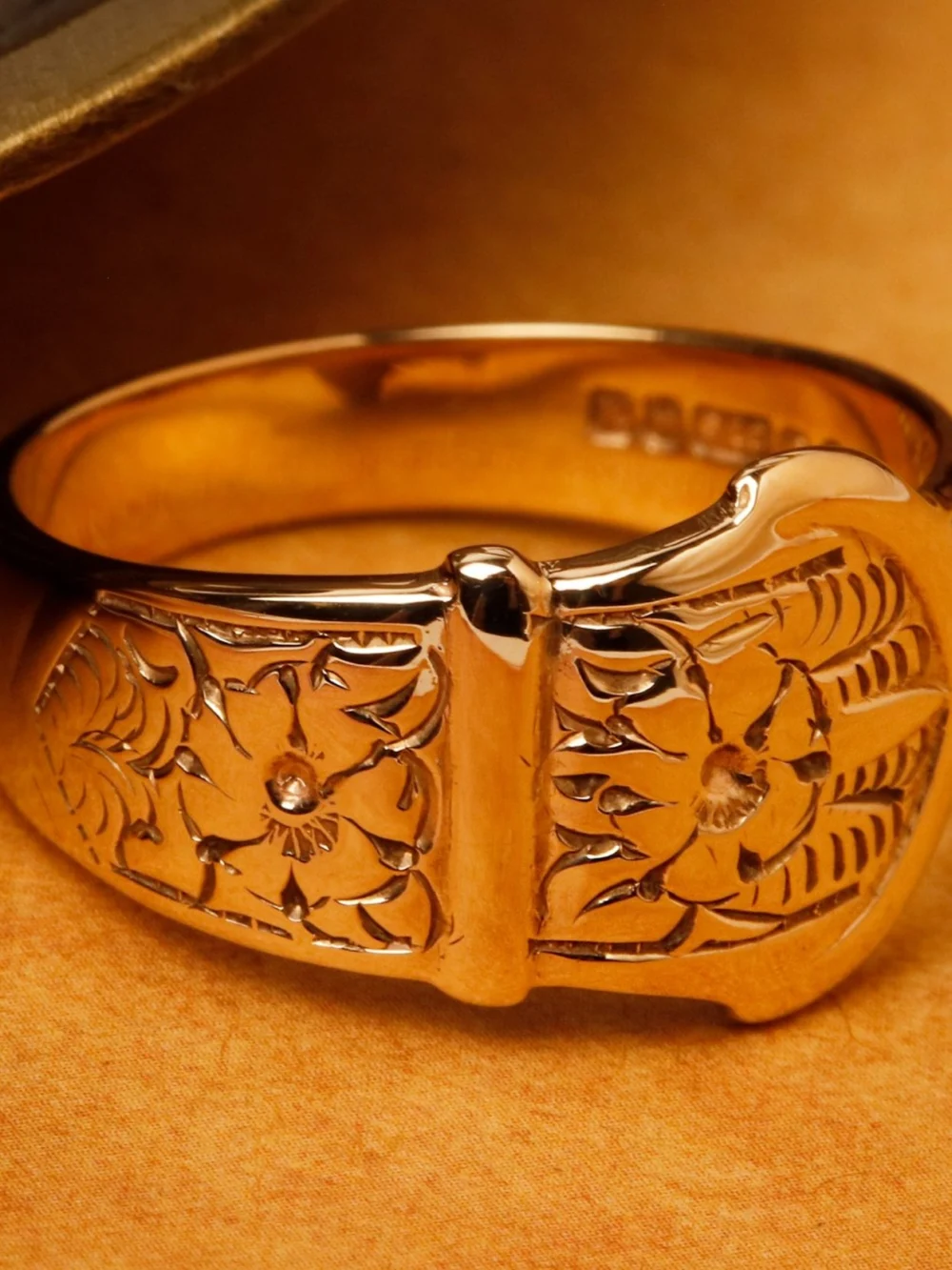 William May Vintage 1986 9ct Yellow Gold Patterned Buckle Ring