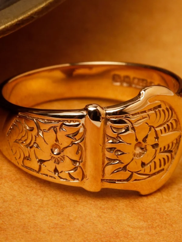 William May Vintage 1986 9ct Yellow Gold Patterned Buckle Ring