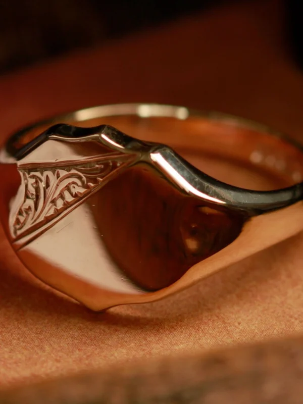 William May Vintage 1987 9ct Yellow Gold Shield Signet Ring
