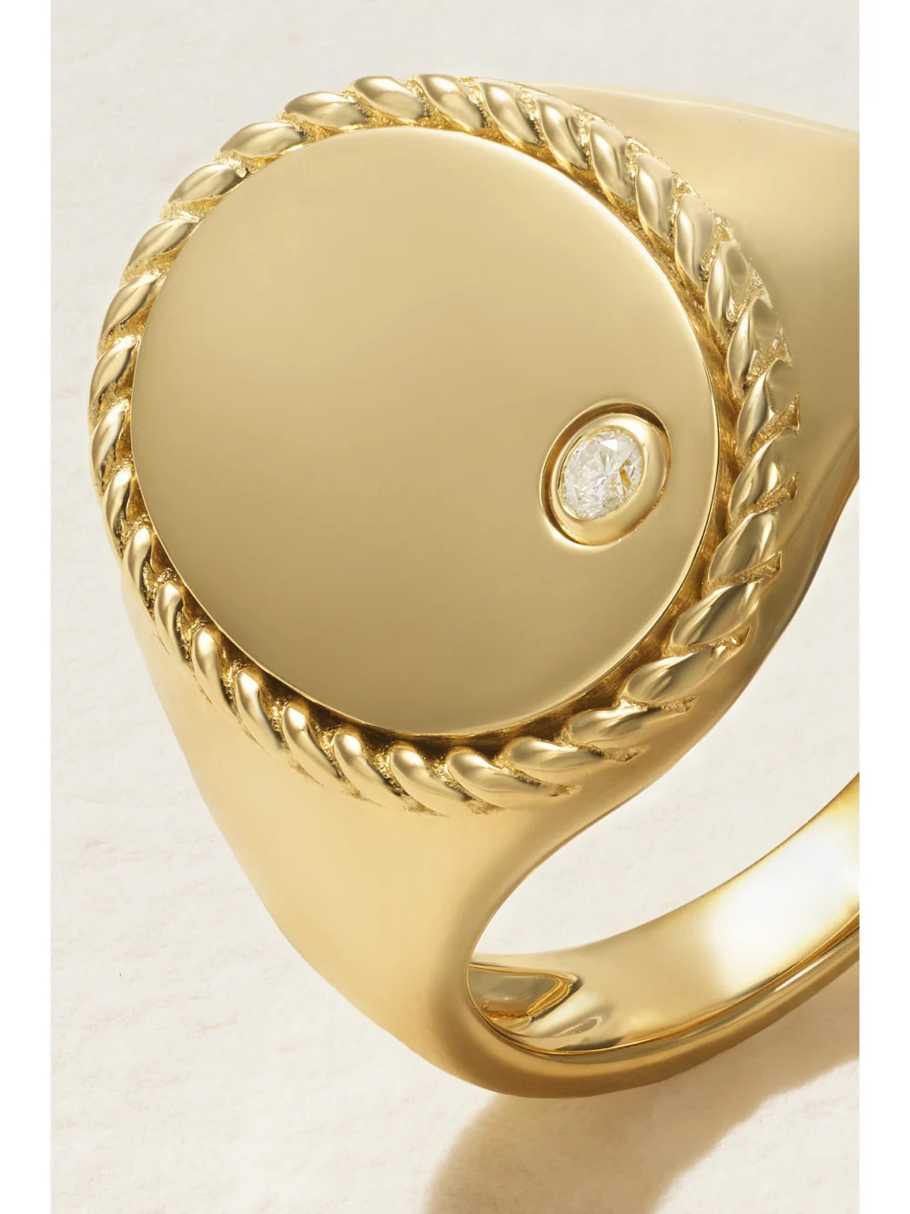 Close-up detail of the Yvonne Léon 9-karat Gold Diamond Ring