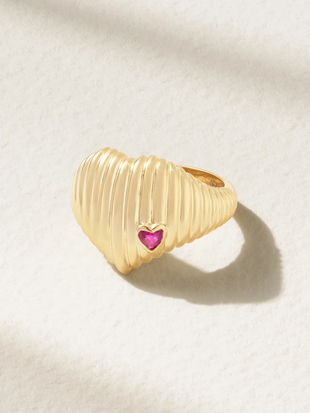 Yvonne Léon Chevaliere Berlingot 9-karat Gold Ruby Signet Ring in 6